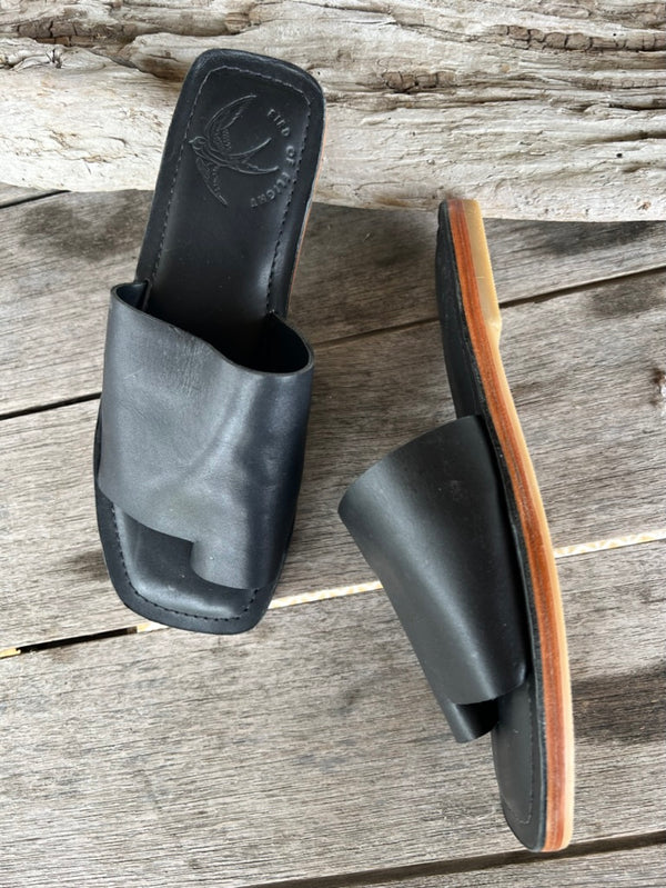 comfy black leather toe ring slide, sandals. Size 6.5