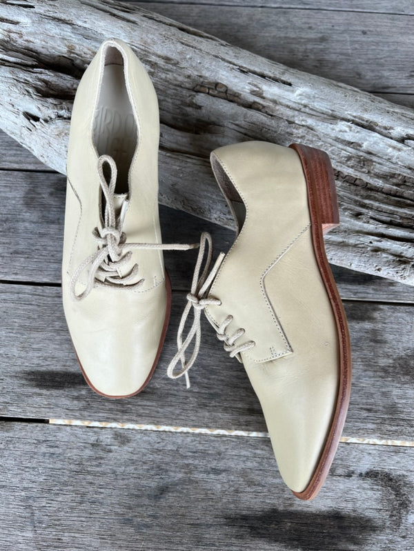Bone colored, soft leather oxfords Size 6.5